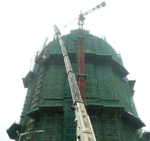 仁化吊车在工地上作业